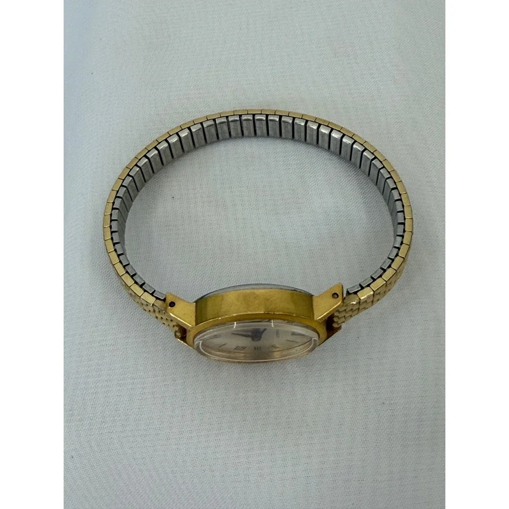 Vintage Timex Womens Oval Gold Tone Watch Roman Numeral Dial Expansion Band